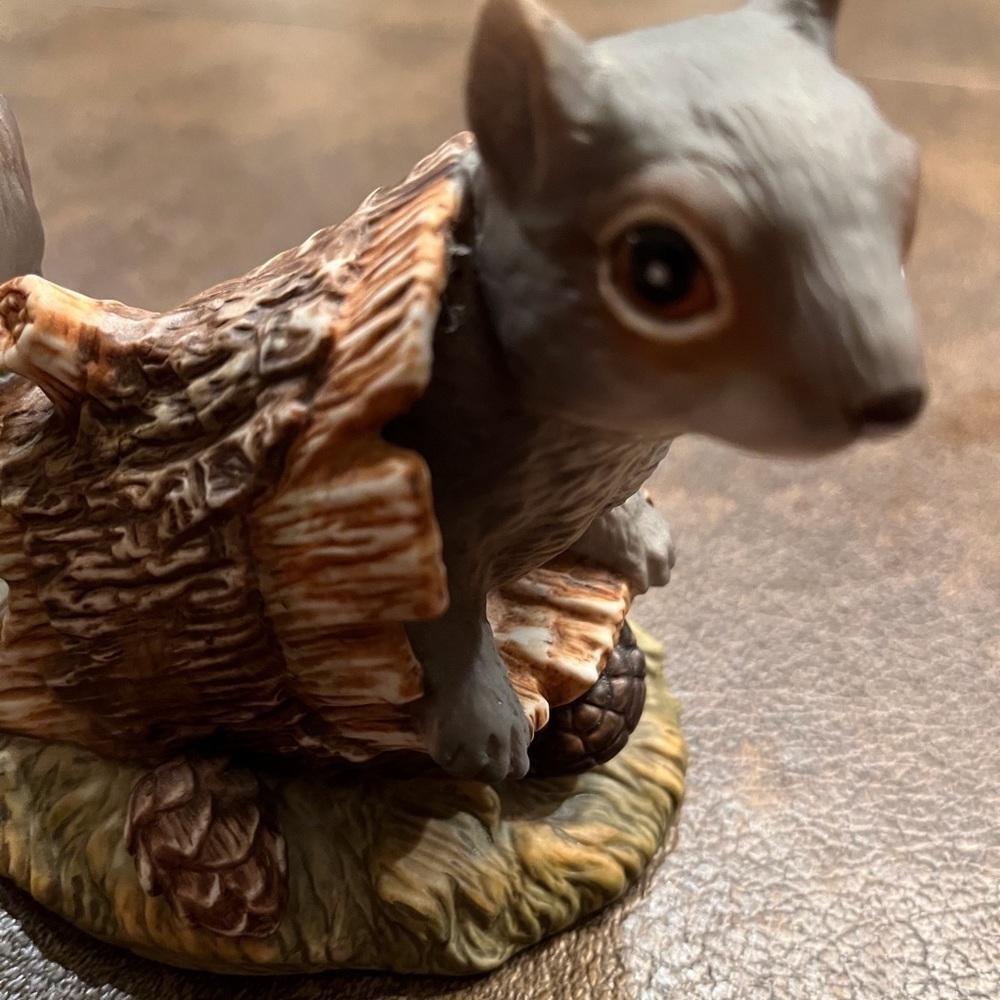 Vintage Masterpiece Porcelain Squirrel Figure by HOMCO 1986 - Picture 2 of 7